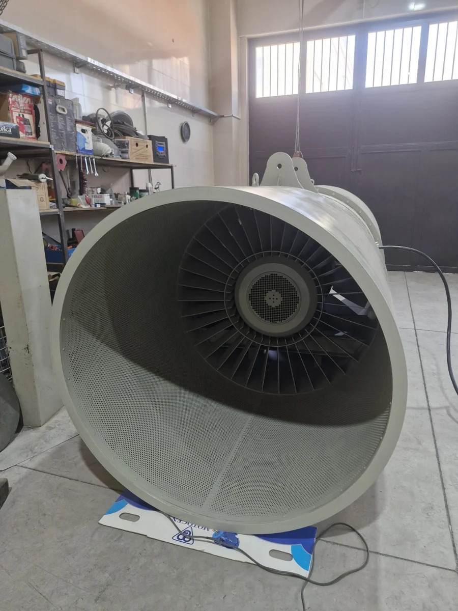 Outlet view: motor and guide vanes